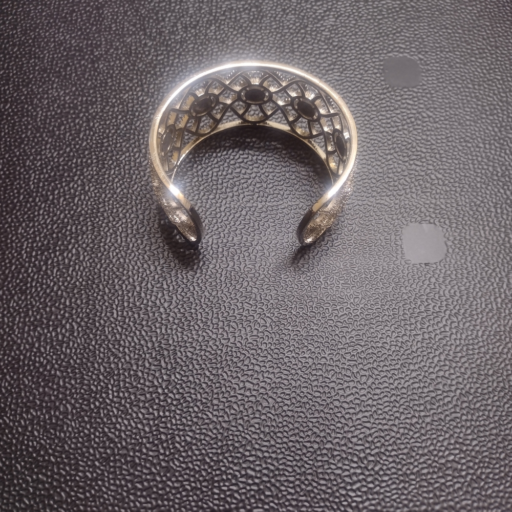 Elegant Silver Diamond-Patterned Bracelet - Picture 5 of 8